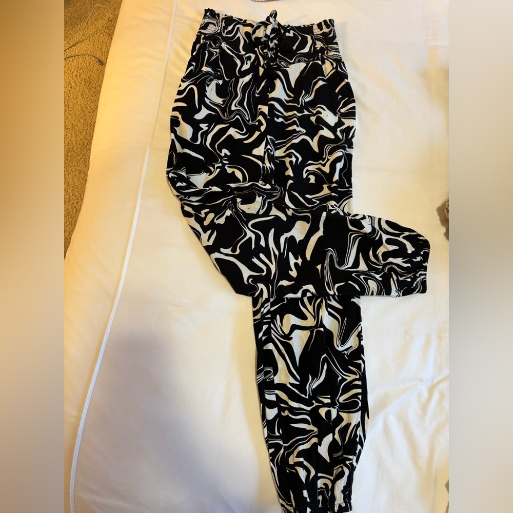 printed jogger pants from aerie. never been worn, size small. very comfortable